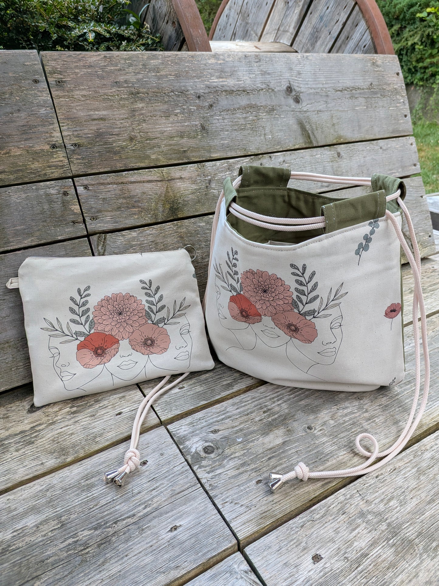 La pochette Zip Sororité - 3 femmes - Rose