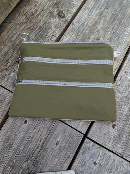 La pochette Zip Sororité - Fin de tissu - 3 femmes - Kaki