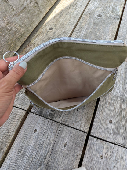 La pochette Zip Sororité - Fin de tissu - 3 femmes - Kaki